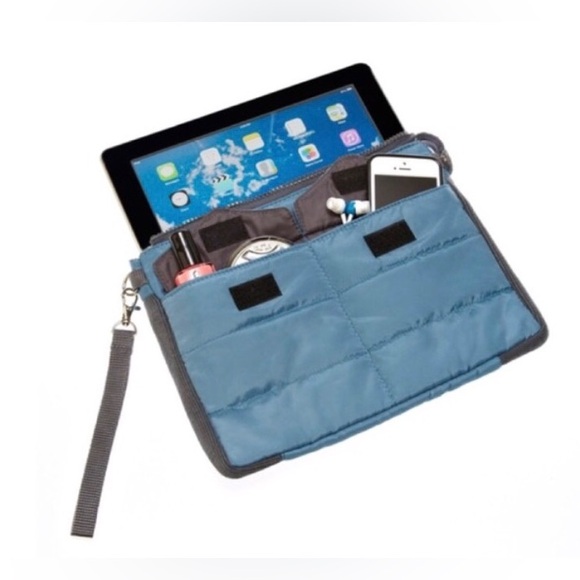 New Lightweight Travel Case for iPad, Tablet, or E-Reader in light blue - Picture 3 of 4